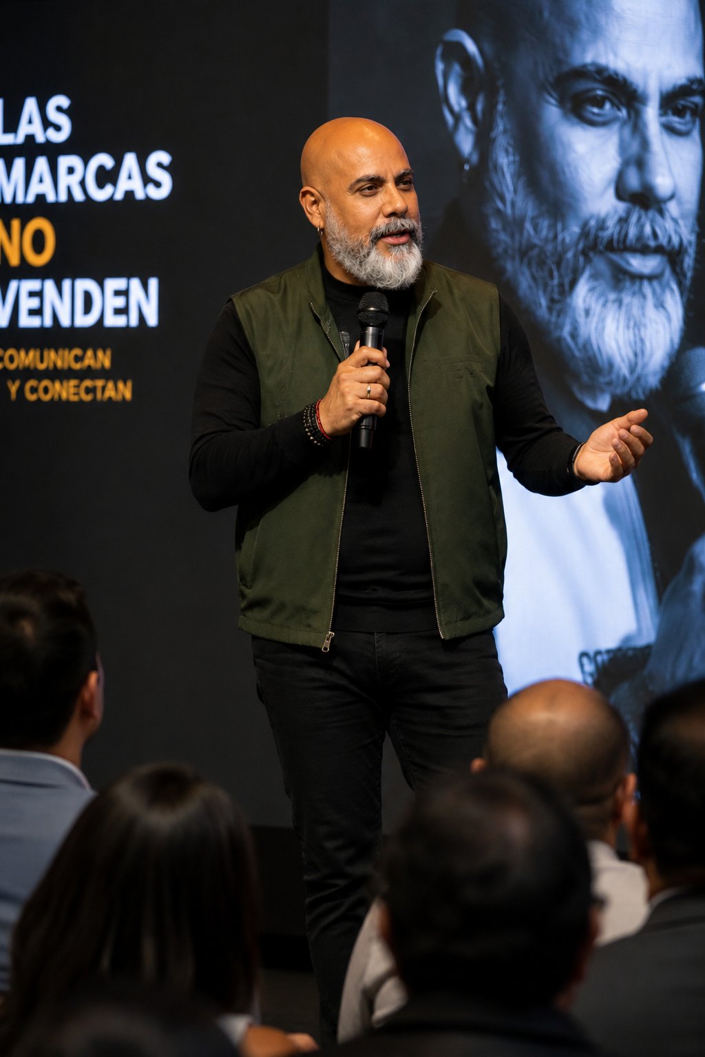 Dorian Ortiz ofreciendo una conferencia