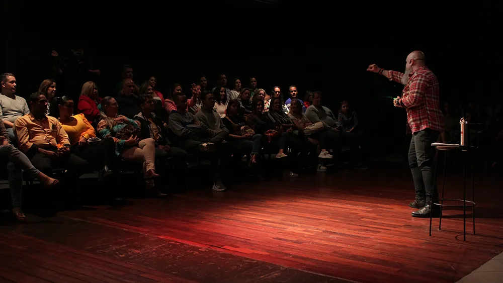 Público atento durante la presentación Me olvidé de vivir